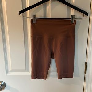 Lululemon bike shorts in desert